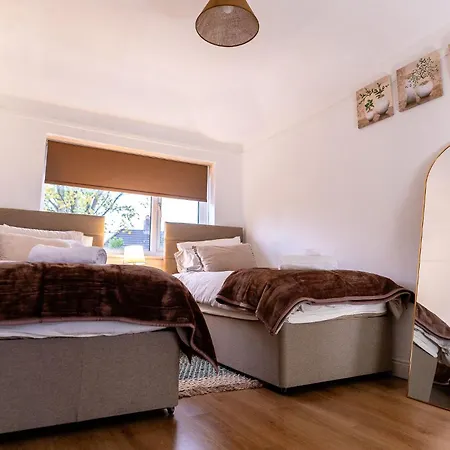 Holiday home Sleeps 5 - Free Parking - Near Airport &