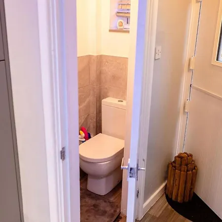Feriehus Cosy Manchester 3-Bed House With Parking Sleeps 5 *