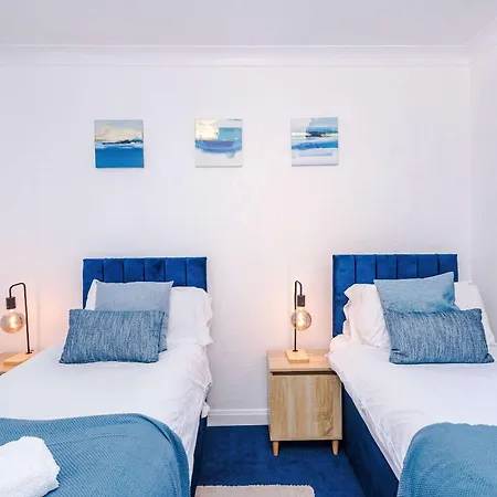Luxury 5br Near Airport Wifi 度假居 *