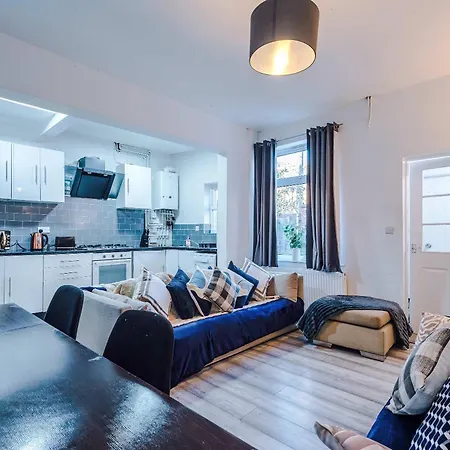 4-bed House Near Centre Manchester