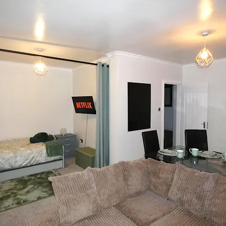 Spacious 4 Bed Maisonette Close To Salford Quays And With Smart Tvs And Netflix Perfect For Families And Contractors Lägenhet