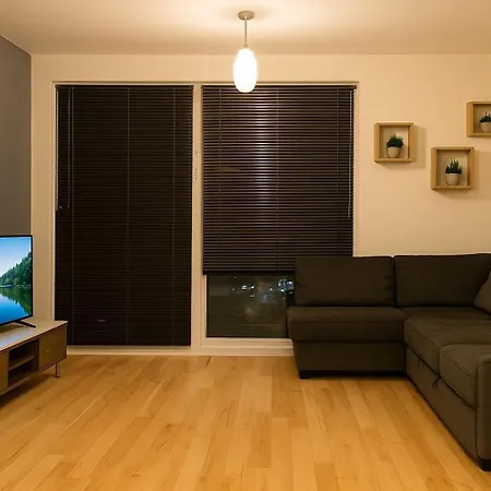 - Sleeps 2 - Parking - Station Close * Manchester