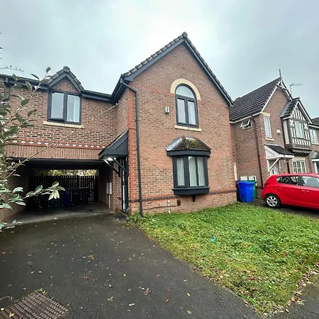 Comfortable Fully Furnished 4 Bedroom Home Sleeps 9 Free Parking Wifi And Private Garden Manchester