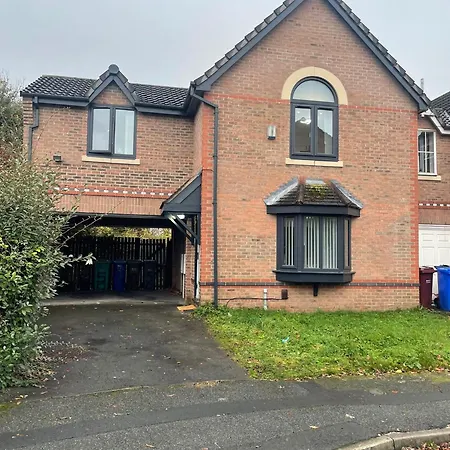 Apartment Comfortable Fully Furnished 4 Bedroom Home Sleeps 9 Free Parking Wifi And Private Garden Manchester