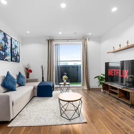 Panoramic Views Elegant 2br, 2 Min To Metro דירה מנצ'סטר