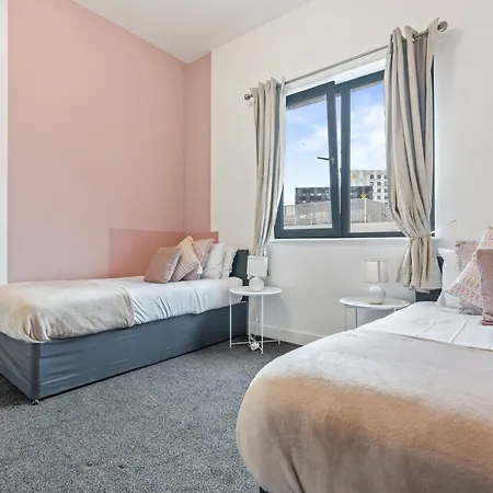 Modern 2br Apartment, Sleeps 5 Guests, Free Wi-fi, Free Parking Apartment *