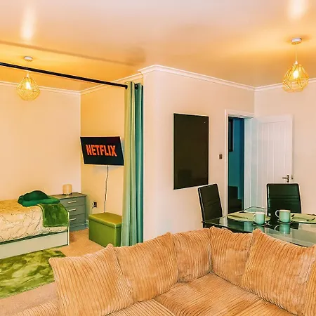 Spacious 3 Bedrooms 7 Beds Maisonette With 1 Bathroom 1wc 4 Smart Tv's With Adaptable Lounge Area Tram Access Near Salford Quays And Mcr Centre