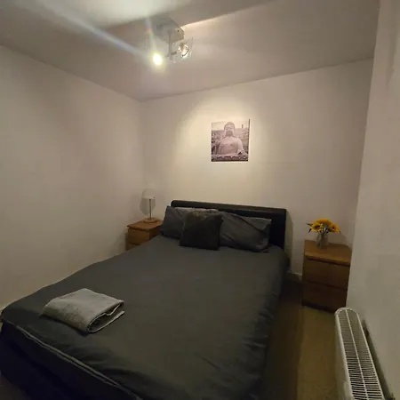 Cosy 2 Bedroom Apartment *