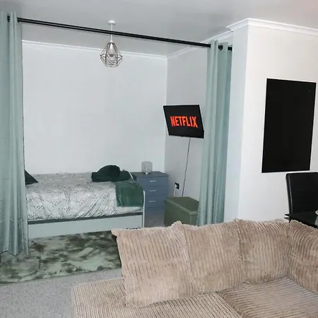 Spacious 3 Bedrooms 7 Beds Maisonette With 1 Bathroom 1wc 4 Smart Tv's With Adaptable Lounge Area Tram Access Near Salford Quays And Mcr Centre Appartement Manchester