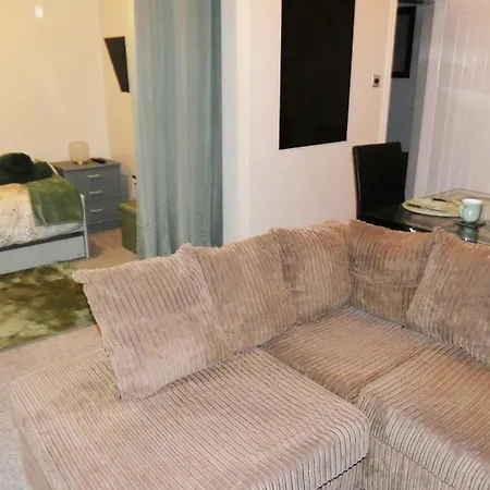 Spacious 3 Bedrooms 7 Beds Maisonette With 1 Bathroom 1wc 4 Smart Tv's With Adaptable Lounge Area Tram Access Near Salford Quays And Mcr Centre Appartement