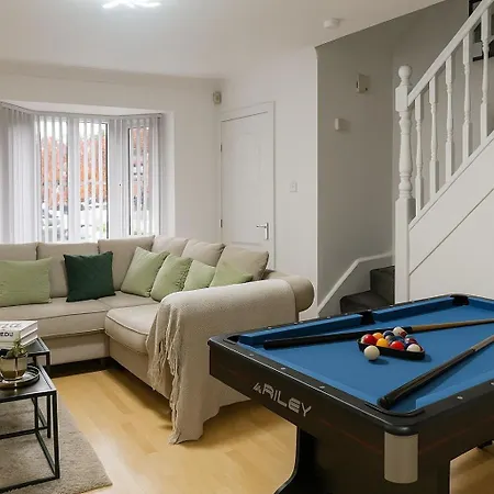 Apartment Comfortable Fully Furnished 4 Bedroom Home Sleeps 9 Free Parking Wifi And Private Garden *