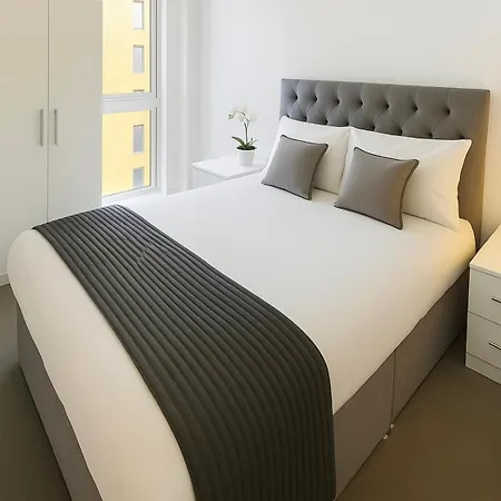 Appartamento Riverfront Serenity