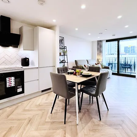 Lomax Chic - Walk Everywhere - Piccadilly, Ancoats & Nq *