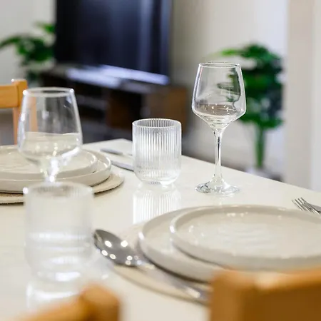 Panoramic Views Elegant 2br, 2 Min To Metro