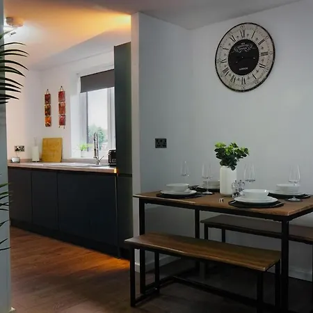 Modern 2-Bedroom Flat, Near City Centre, Ideal For Families & Groups Apartamento *