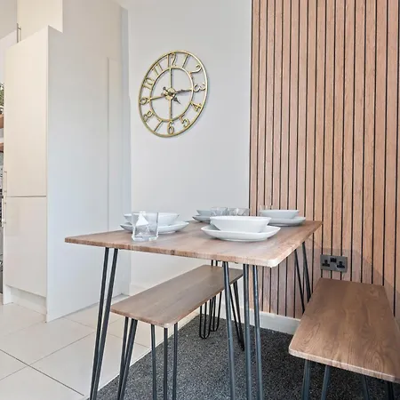 アパート Modern 2br Apartment, Sleeps 5 Guests, Free Wi-fi, Free Parking マンチェスター