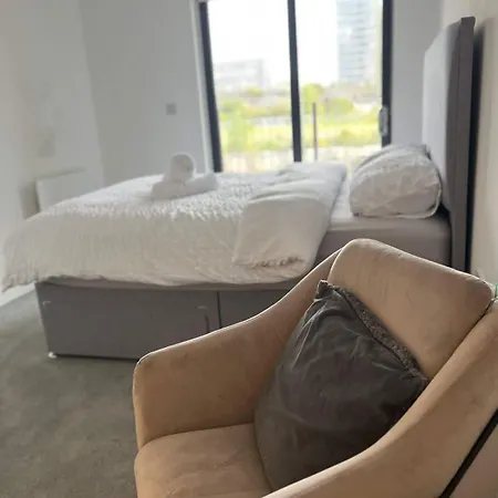 Joyful Group - Stylish 2 Bedroom Duplex With Sofa Bed In Salford M5