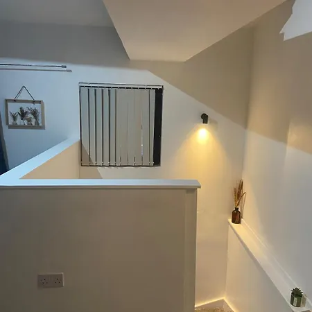 2 Bedrooms Next To Arndale Shopping * Manchester