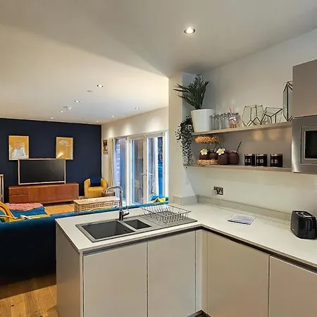 Sleek 4br Townhouse Rooftop Hot Tub Prime Location * Manchester