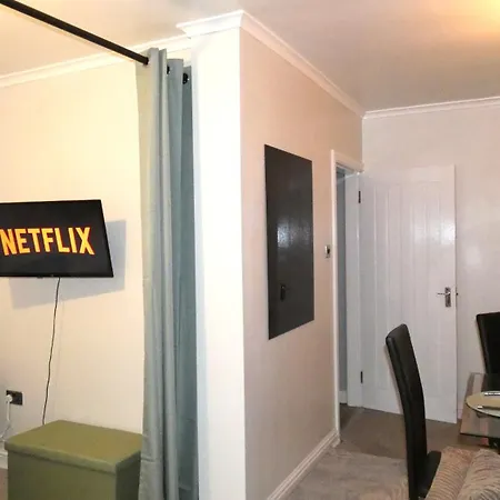 Spacious 3 Bedrooms 7 Beds Maisonette With 1 Bathroom 1wc 4 Smart Tv's With Adaptable Lounge Area Tram Access Near Salford Quays And Mcr Centre * Manchester
