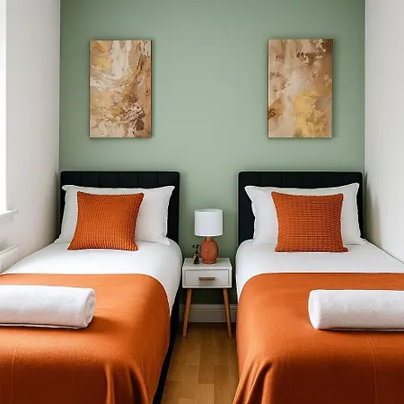 Comfortable Fully Furnished 4 Bedroom Home Sleeps 9 Free Parking Wifi And Private Garden Apartment