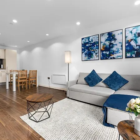 Panoramic Views Elegant 2br, 2 Min To Metro شقة مانشستر