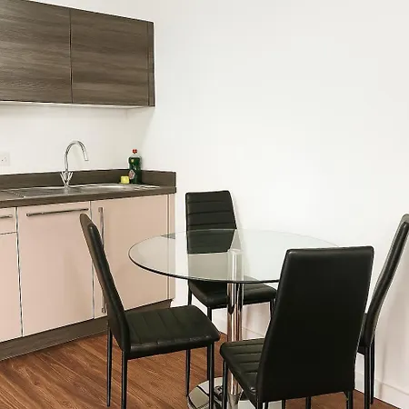 Contemporary 2 Bedroom Flat With Great Location In Salford *