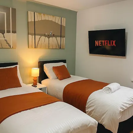 Comfortable Fully Furnished 4 Bedroom Home Sleeps 9 Free Parking Wifi And Private Garden