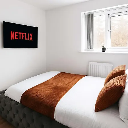 Modern 4br Retreat Near Airport & Free Parking Sleeps 9 Apartman