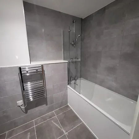 Pleasant 2 Bedroom In Salford Quays マンチェスター