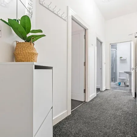 Modern 2br Apartment, Sleeps 5 Guests, Free Wi-fi, Free Parking *