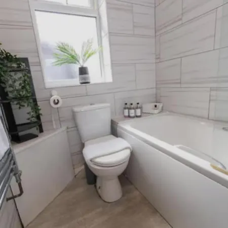 Free Parking, Large House For Contractors & Families, Sleeps 5, 5 Mins To Etihad Stadium Appartement