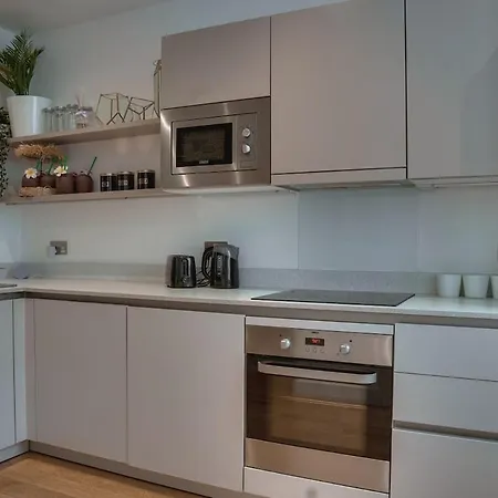 Sleek 4br Townhouse Rooftop Hot Tub Prime Location Daire *