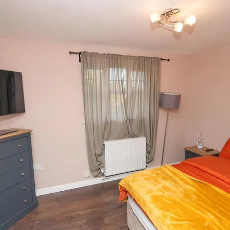 Elegant And Modern 3 Double Bedroom Near Centre Entire House Parking B&B *
