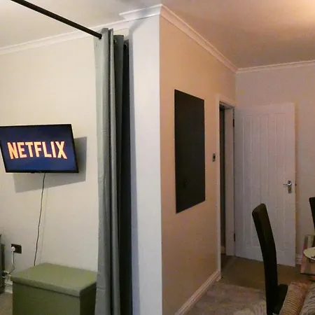 Spacious 3 Bed Maisonette Close To Salford Quays And With Smart Tvs And Netflix Perfect For Families And Contractors *