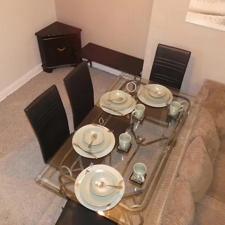 Spacious 4 Bed Maisonette Close To Salford Quays And With Smart Tvs And Netflix Perfect For Families And Contractors Lägenhet