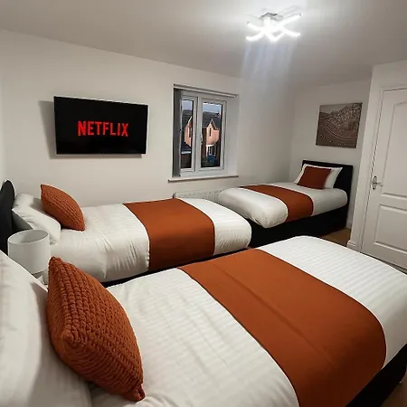 Comfortable Fully Furnished 4 Bedroom Home Sleeps 9 Free Parking Wifi And Private Garden Apartment Manchester