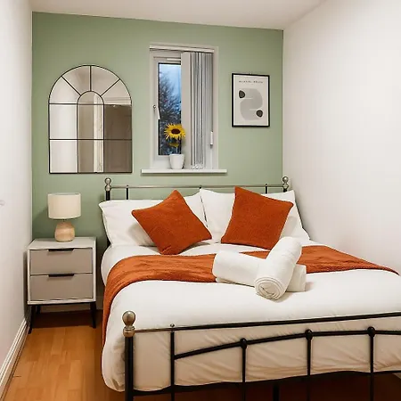 Modern 4br Retreat Near Airport & Free Parking Sleeps 9 Manchester