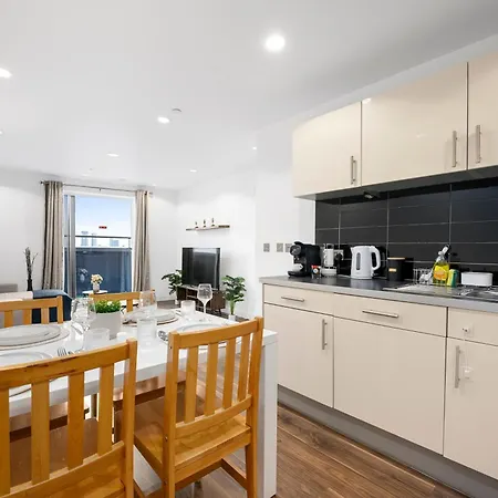 Panoramic Views Elegant 2br, 2 Min To Metro Apartman