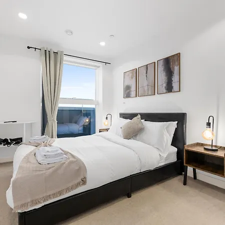 Panoramic Views Elegant 2br, 2 Min To Metro Apartman *