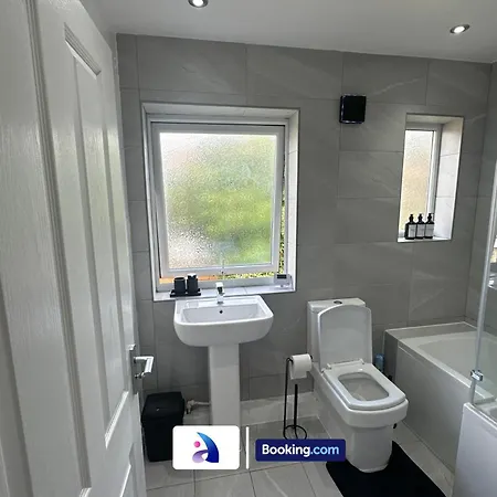 Апартаменты Sleeps 5 Ideal For Work Trips Up To 40 Percent Off Old Trafford Modern