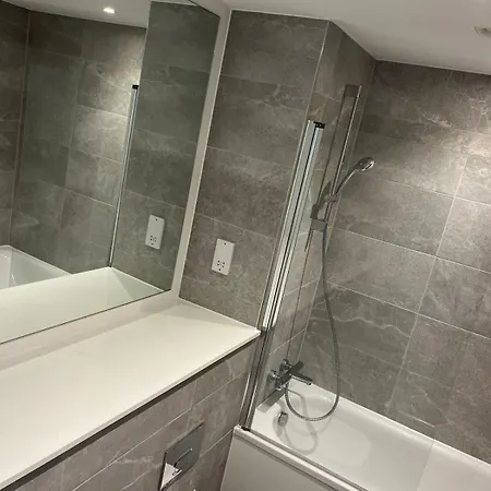 Joyful Group - Stylish 2 Bedroom Duplex With Sofa Bed In Salford M5 * Manchester