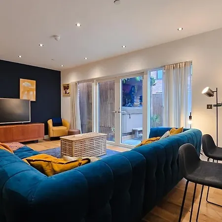 Sleek 4br Townhouse Rooftop Hot Tub Prime Location