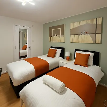 Comfortable Fully Furnished 4 Bedroom Home Sleeps 9 Free Parking Wifi And Private Garden *