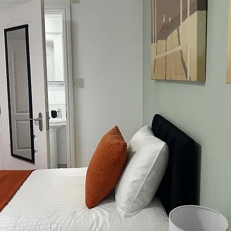 Comfortable Fully Furnished 4 Bedroom Home Sleeps 9 Free Parking Wifi And Private Garden *