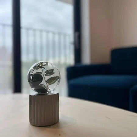 Joyful Group - Stylish 2 Bedroom Duplex With Sofa Bed In Salford M5 *