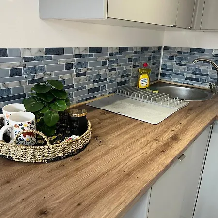 Cosy - 15 Mins Drive To