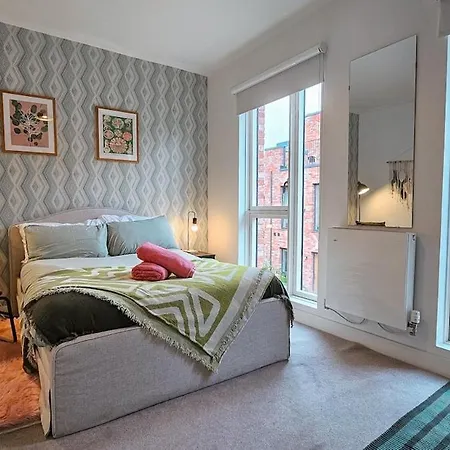 Cosy 4Br Townhouse - Rooftop - Hot Tub *