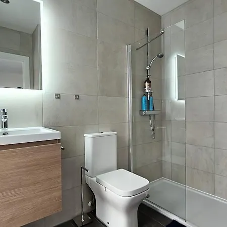 Sleek 4br Townhouse Rooftop Hot Tub Prime Location * Manchester