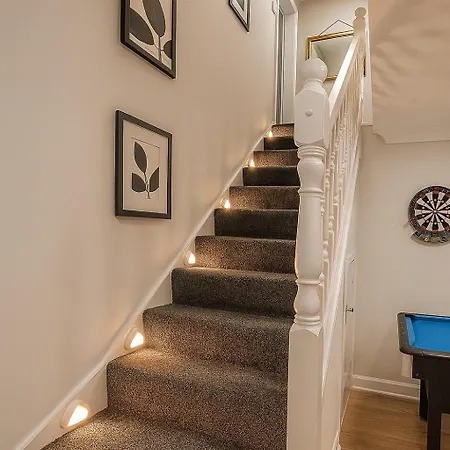 Modern 4br Retreat Near Airport & Free Parking Sleeps 9 Manchester